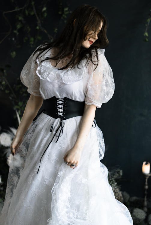 The Whittled Waist: How Spring 2026 Is Redefining Feminine Silhouettes
